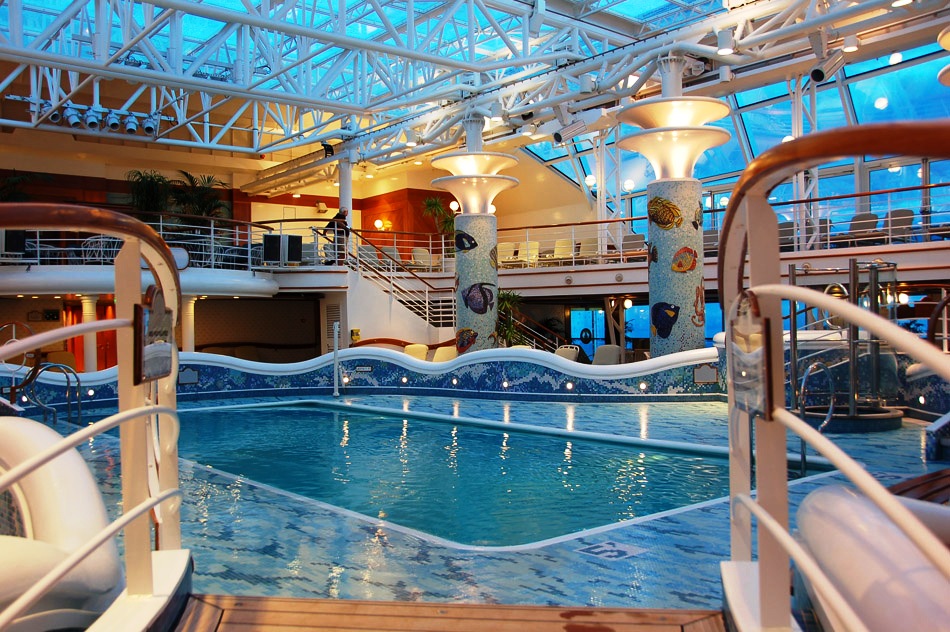 El Star Princess ofrece una piscina cubierta para que pueda bañarse incluso en caso de mal tiempo CRUCEROS STAR PRINCESS OFERTA CRUCEROS CON PISCINA CUBIERTA CRUCEROS FRIO